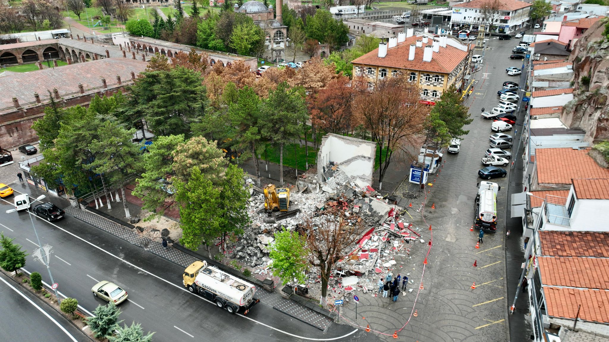 İncesu’da büyük bir dönüşüm başlıyor. Yeni projeyle birlikte dükkanlar, modern bir meydan, geleneksel bir kahvehane ve yemyeşil bir botanik park inşa edilecek.