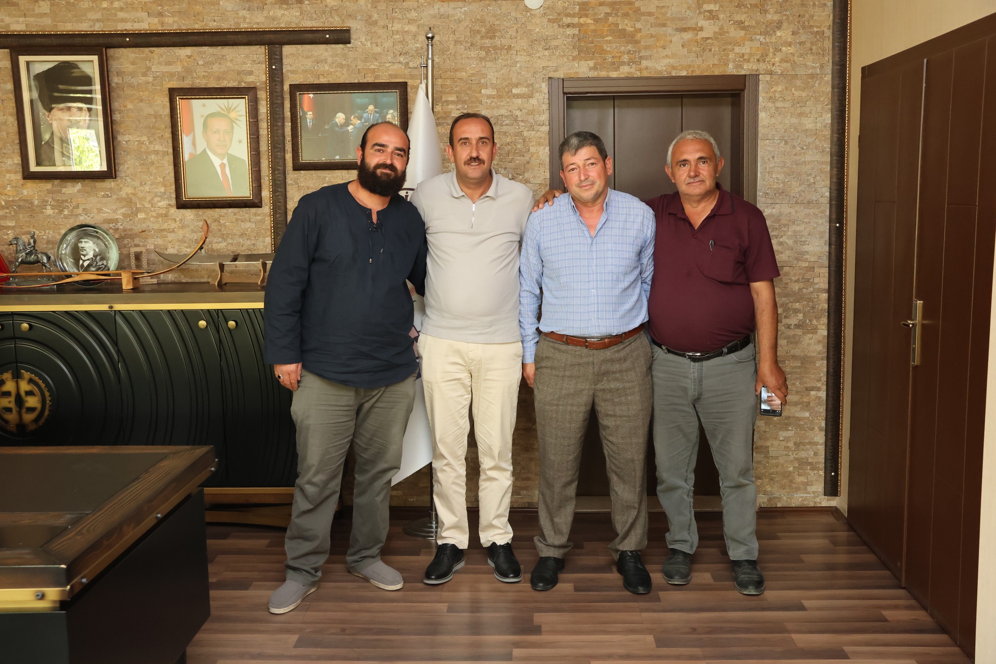 Sarıkürklü Mahalle Muhtarı Sn. Hacı Ahmet Baktur ve beraberindeki heyet Belediye Başkanımız Av. Mustafa İLMEK’ i makamında ziyaret etti. Nazik ziyaretleri için teşekkür ederiz.