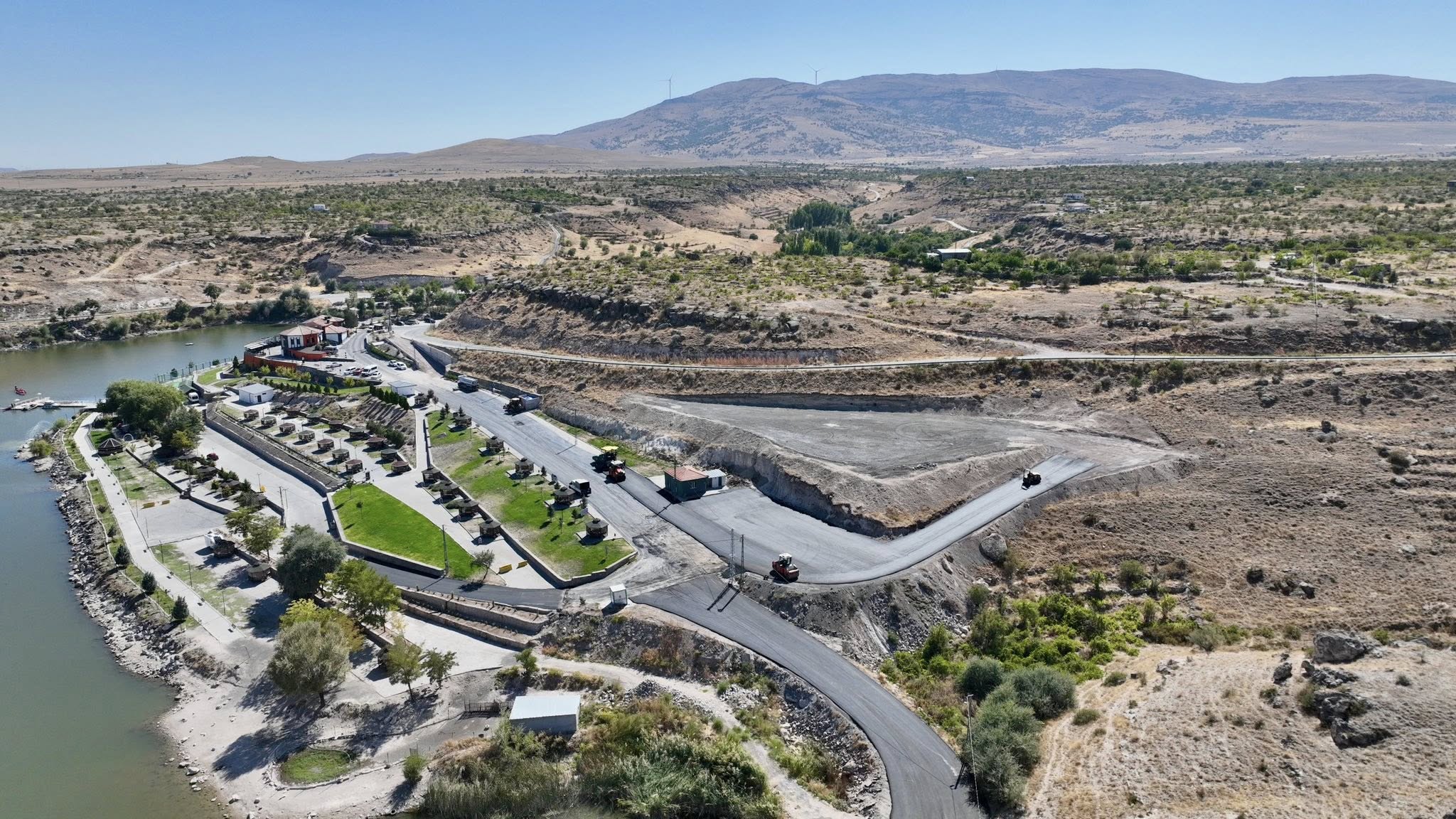 İlçe genelinde sürdürdüğümüz hizmet atağıyla her mahalle ve çalışma alanlarında ilçenin çehresini değiştirmeye kararlıyız. 2025 yılı yatırım programı çerçevesinde Marina’da ki otoparkta asfalt çalışması yaptık. Otopark hazır, Marina daha konforlu…