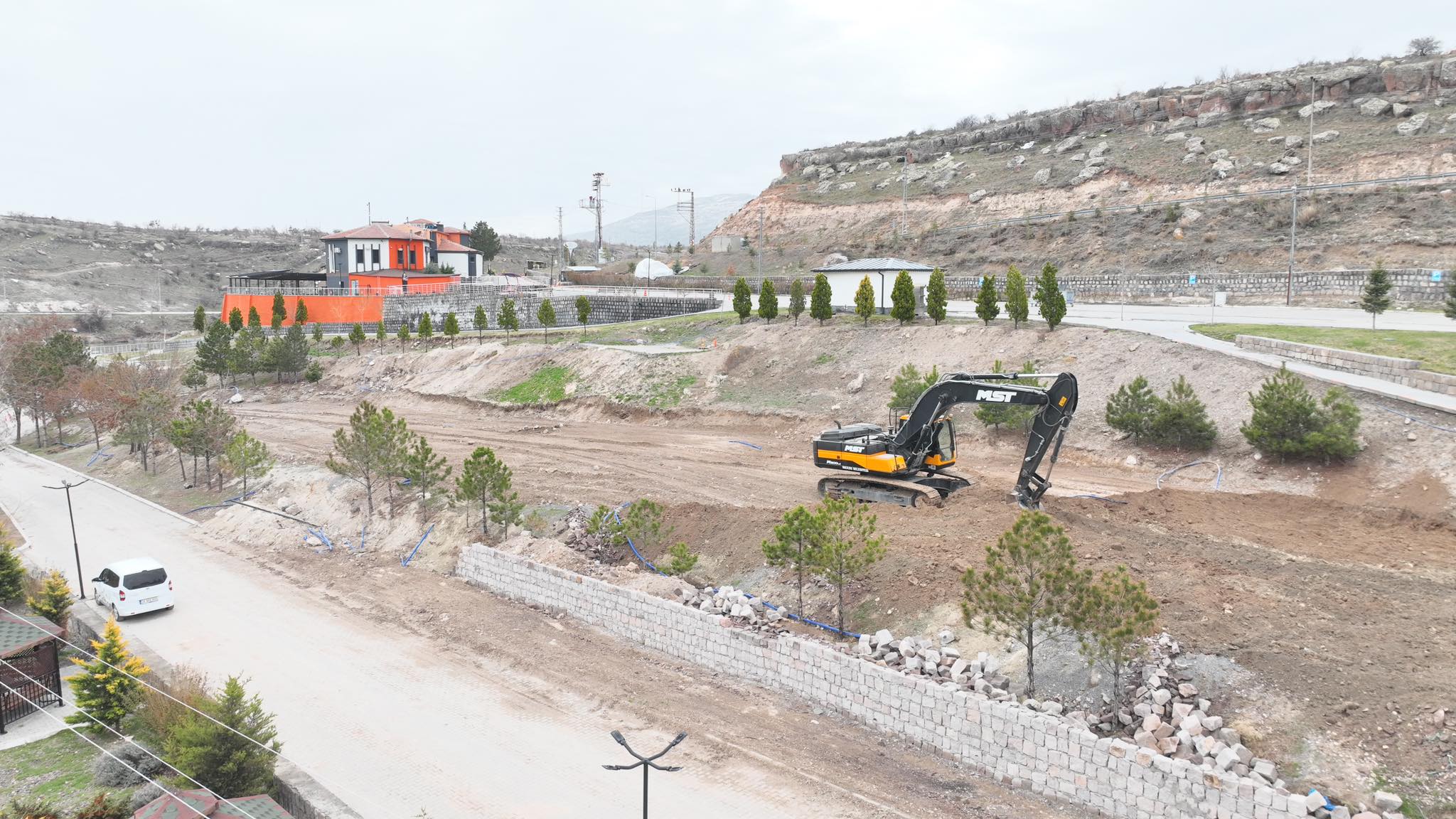 Yeni sezona oturma alanları, ışıklandırması, oyun park alanı ve yeşil alanları ile damgasını vuracak İncesu Marina da çalışmalar devam ediyor.