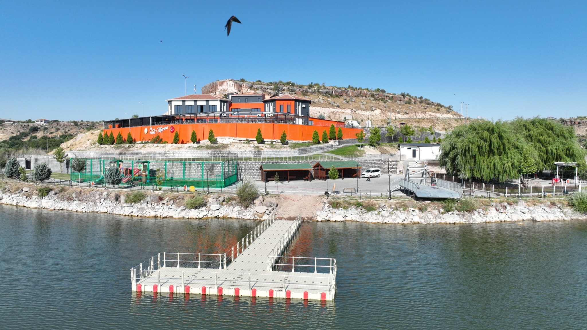 Kayseri’nin turizm alanındaki en önemli yatırımlarından biri olan İncesu Marina’ya kazandırdığımız, çevre dostu bir projeye daha imza attık. Marina’da, doğa ile uyumlu malzemeler kullanılarak inşa edilen modern rıhtım kısa bir zaman sonra hizmete açılacak