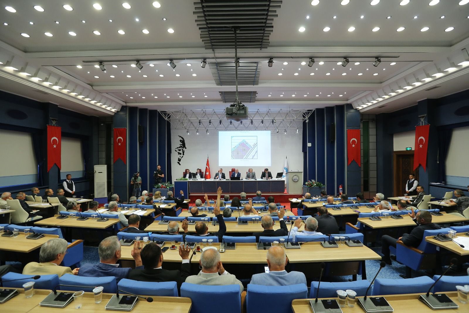 Belediye Başkanımız Av. Mustafa İLMEK, Büyükşehir Belediyesi Meclis üyelerimizle birlikte Büyükşehir Belediyesi Haziran ayı meclis toplantısına katıldı. Alınan kararların ilçemize, şehrimize hayırlar getirmesini temenni ederiz.