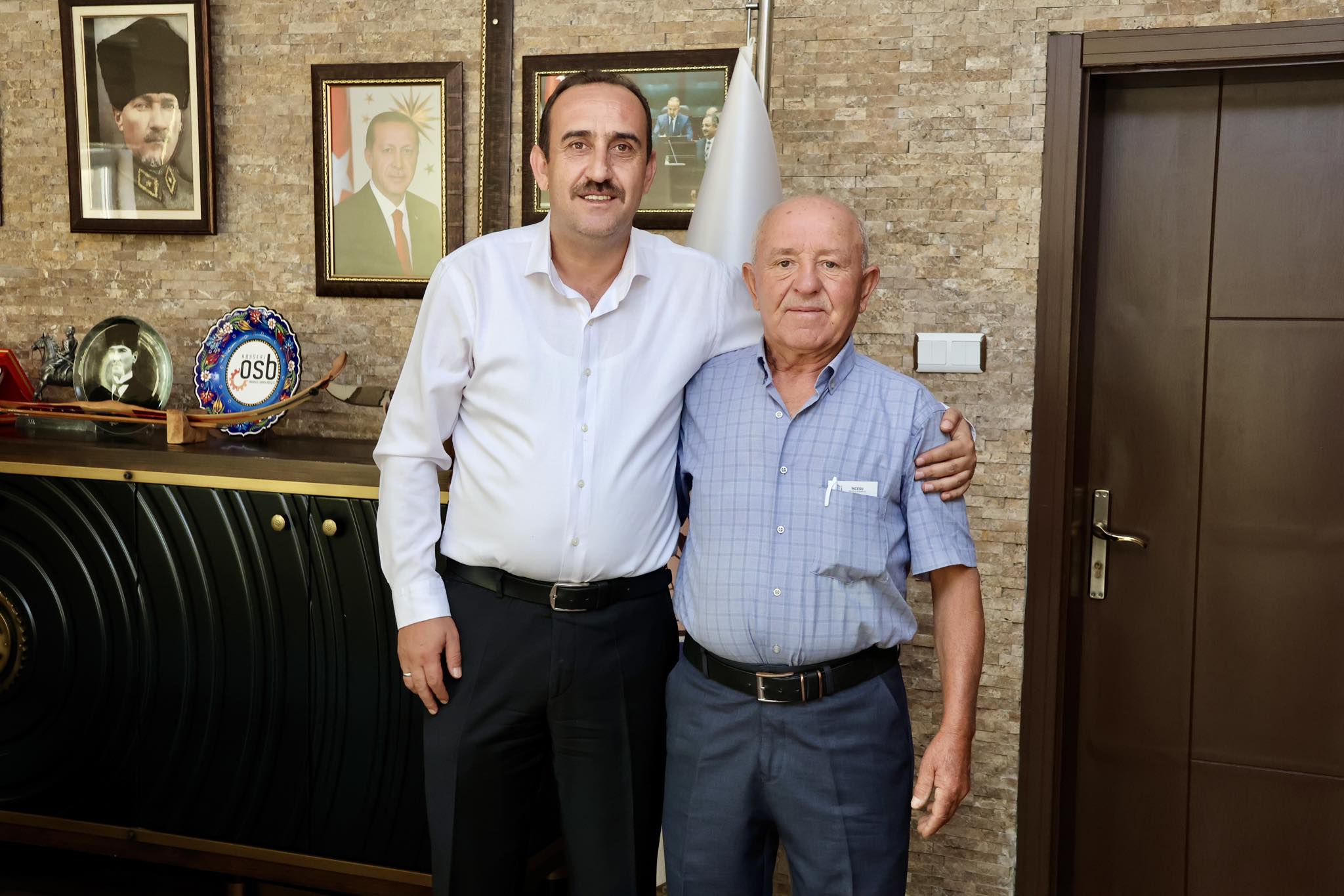 Küllü Mahalle Muhtarımız Sn. Mehmet İLİK, Belediye Başkanımız Av. Mustafa İLMEK’i makamında ziyaret ederek mahallemizde yapılacak çalışmalarla ilgili istişare yaptı.