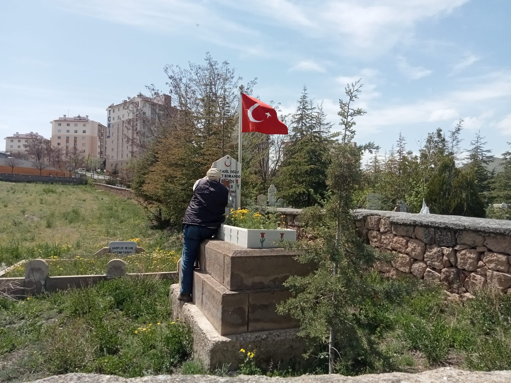 İncesu Belediyesi olarak şehitlerimizin mezarlarının bakım ve temizliği ekiplerimizce yapılıp, mezar taşı boyaları yenilendi…