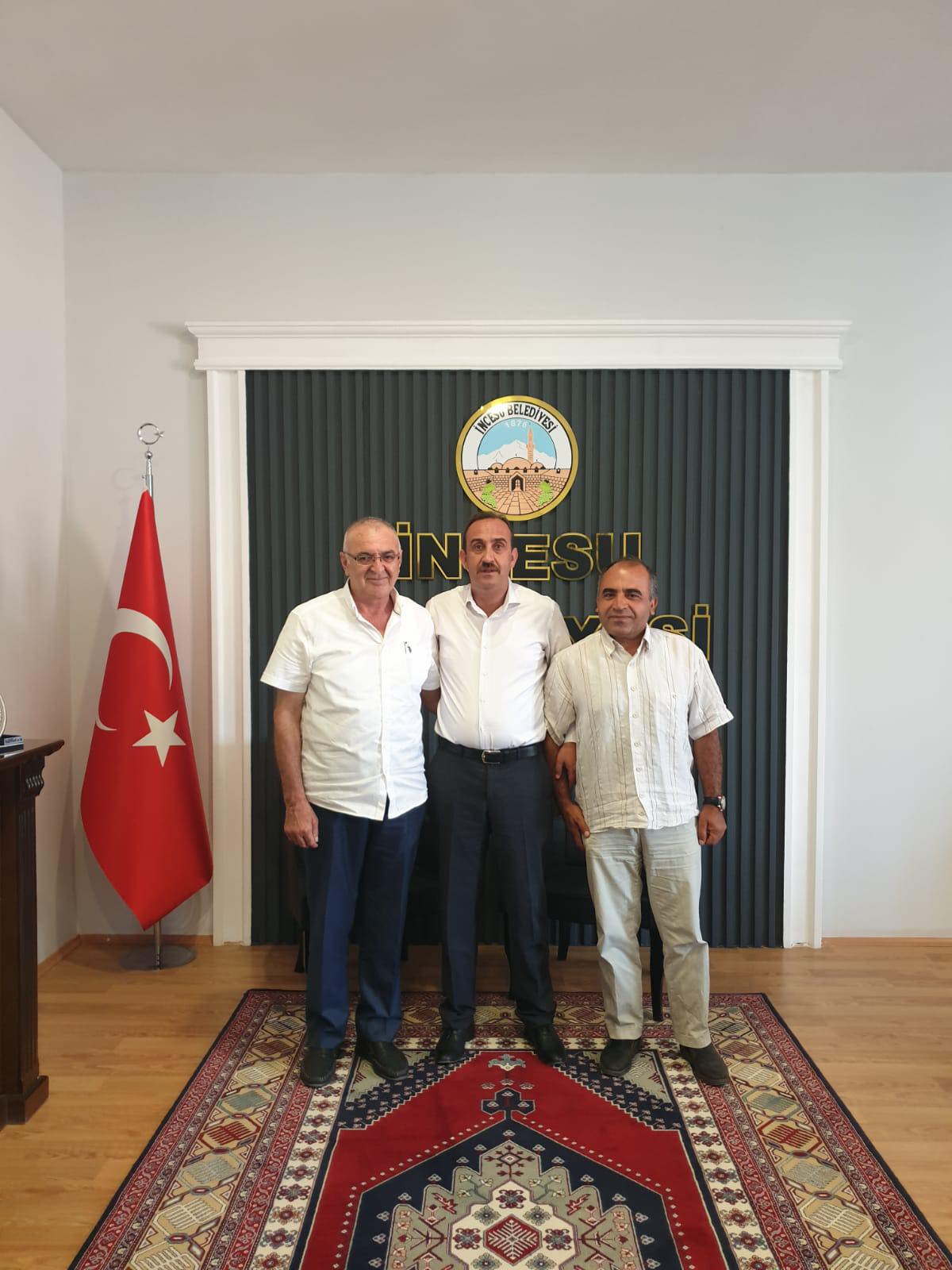 Kızılören Mahalle Muhtarımız İdris BUĞDAYCI ve İstanbul'dan gelen misafirimiz Belediye Başkanımız. Av. Mustafa İLMEK'i ziyaret etti. Nazik ziyaretleri için teşekkür ederiz.