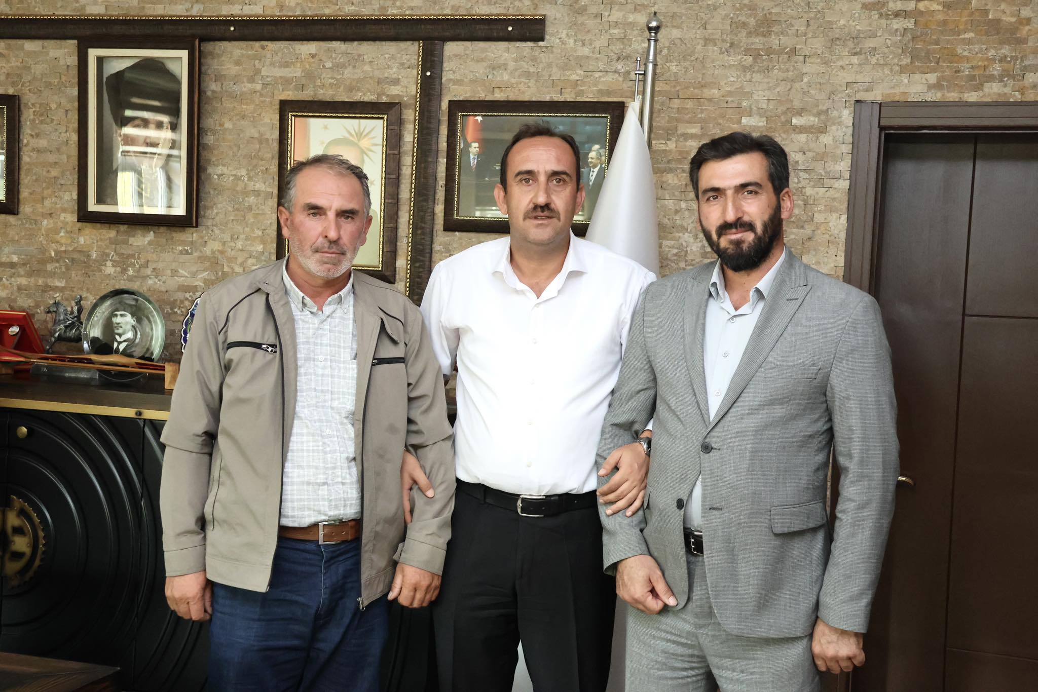 Şeyhşaban Mahalle Muhtarımız Sn. Şerafettin AKDURAN, Belediye Başkanımız Sn. Mustafa İLMEK’i makamında ziyaret ederek mahallemizde yapılacak çalışmalarla ilgili istişare yaptı.