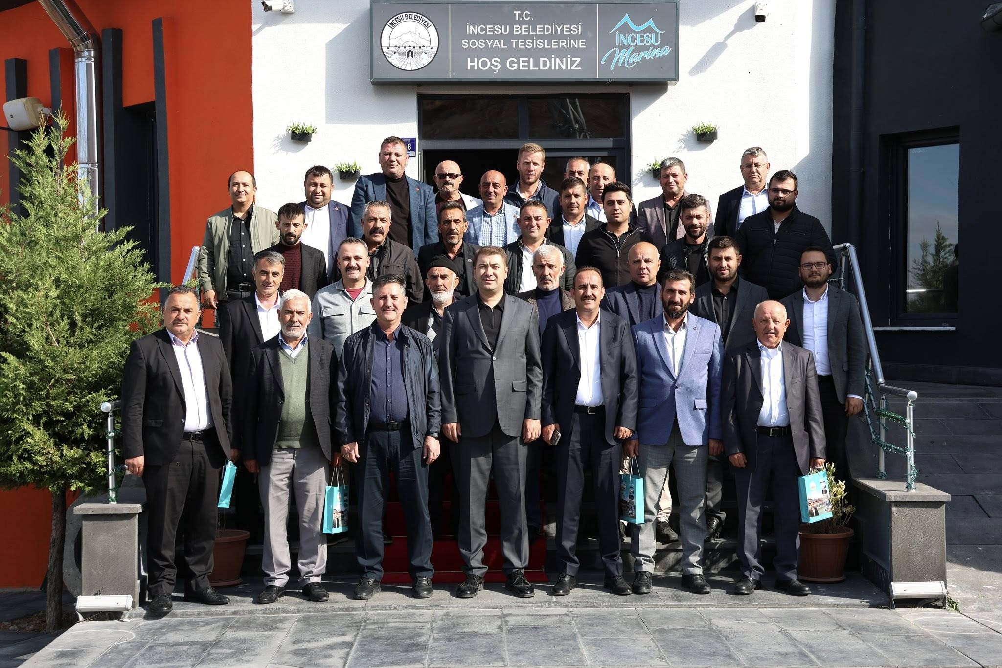 Mahallelerimizi layıkıyla temsil eden tüm muhtarlarımızın gününü gönülden kutluyor, çalışmalarında kolaylıklar diliyorum.