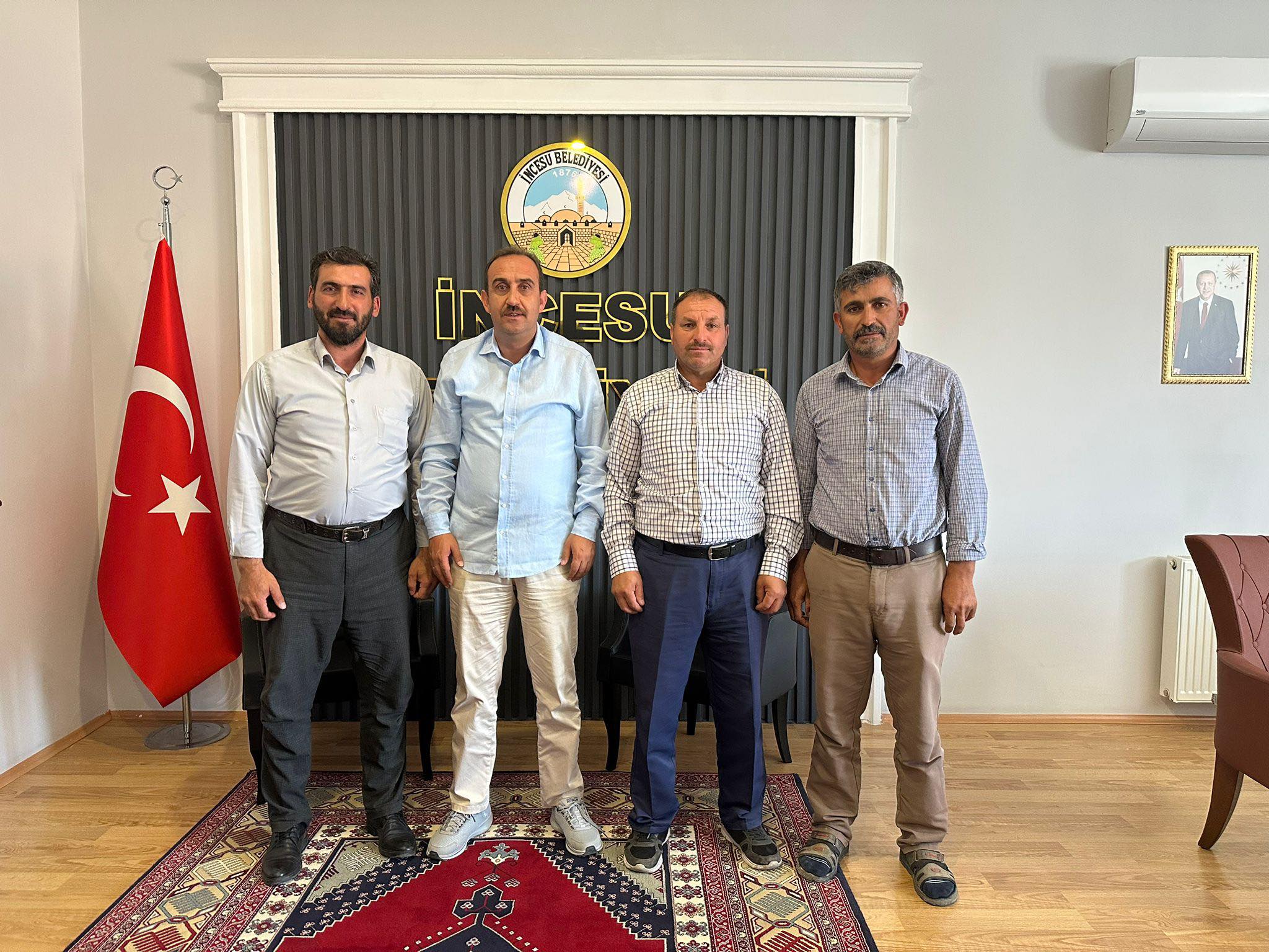 Şeyhşaban Mahalle Muhtarımız Sn. Şerafettin AKDURAN ve beraberindeki heyet Belediye Başkanımız Av. Mustafa İLMEK’i ziyaret etti. Şeyhşaban Mahallemiz adına yapacaklarımızı istişare ettiğimiz görüşmemiz hayırlara vesile olsun.