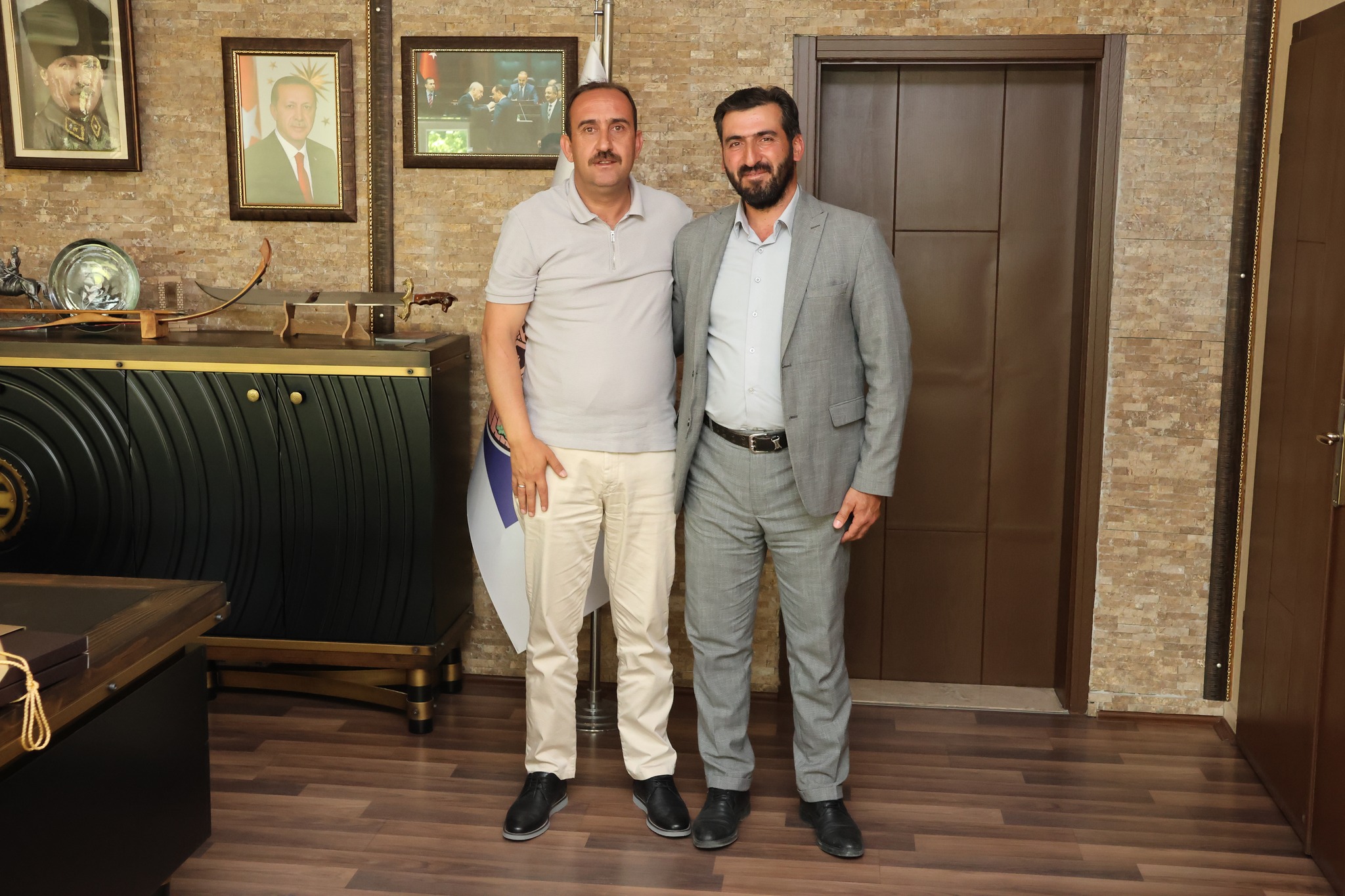 Şeyhşaban Mahalle Muhtarı Sn. Şerafettin AKDURAN Belediye Başkanımız Av. Mustafa İLMEK’ i makamında ziyaret etti. Nazik ziyaretleri için teşekkür ederiz.