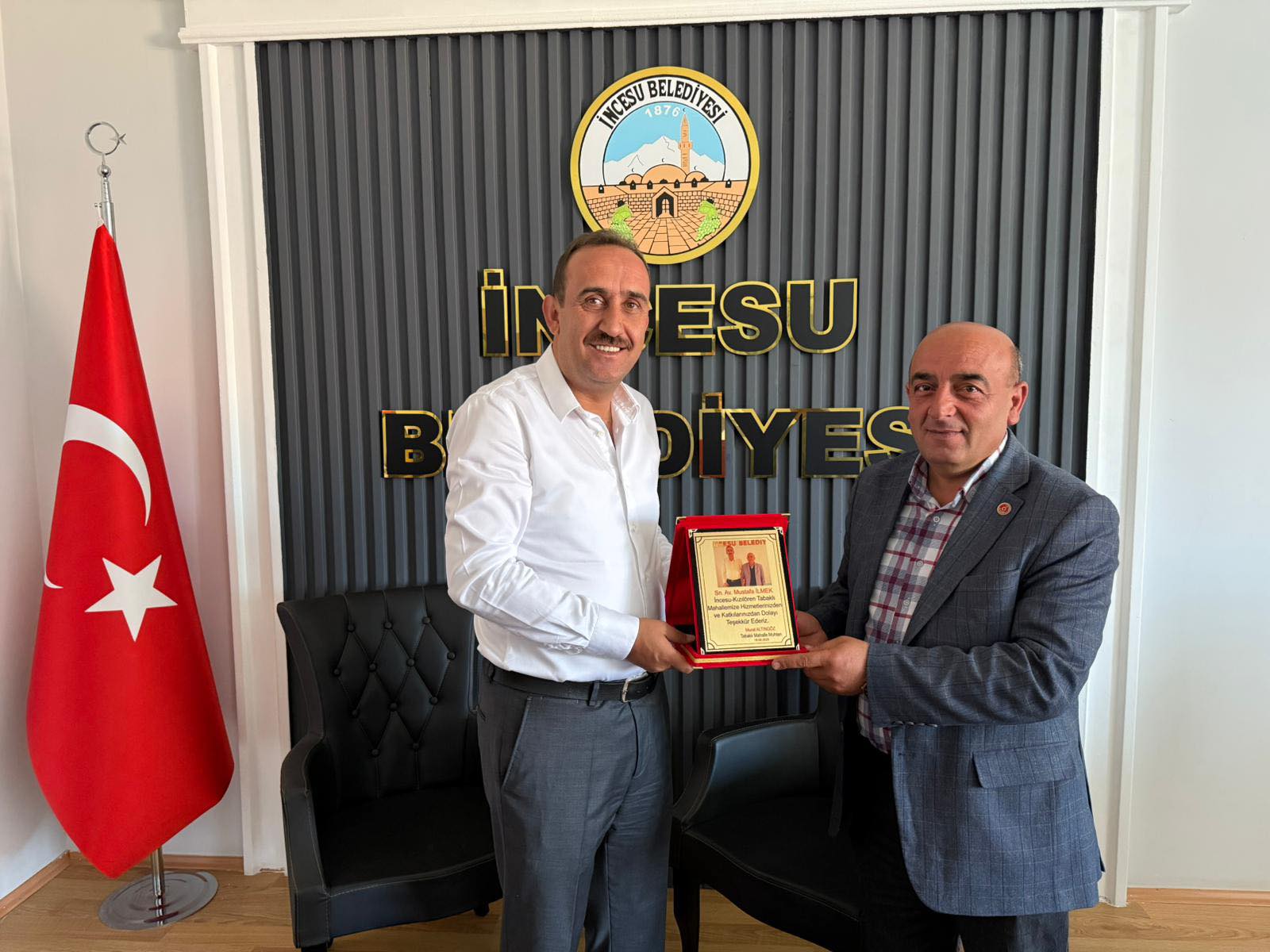 Kızılören Tabaklı Mahalle Muhtarımız Sn. Murat ALTINGÖZ Belediye Başkanımız Av. Mustafa İLMEK’i ziyaret etti. Mahallemiz adına yapacaklarımızı istişare ettiğimiz görüşmemizde muhtarımız mahalle halkı adına Başkanımıza teşekkür plaketi sundu.