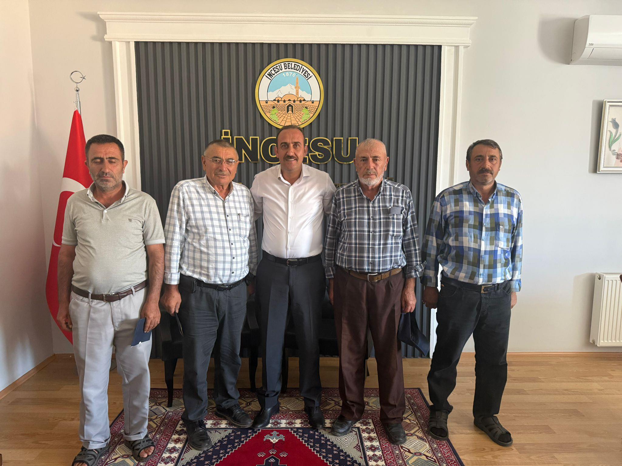 Mahalle Muhtarı Sn. Osman GÜLER ve değerli mahalle heyeti Belediye Başkanımız Av. Mustafa İLMEK’i ziyaret ederek, ilçede yapılacak çalışmalarla ilgili istişare yaptı.