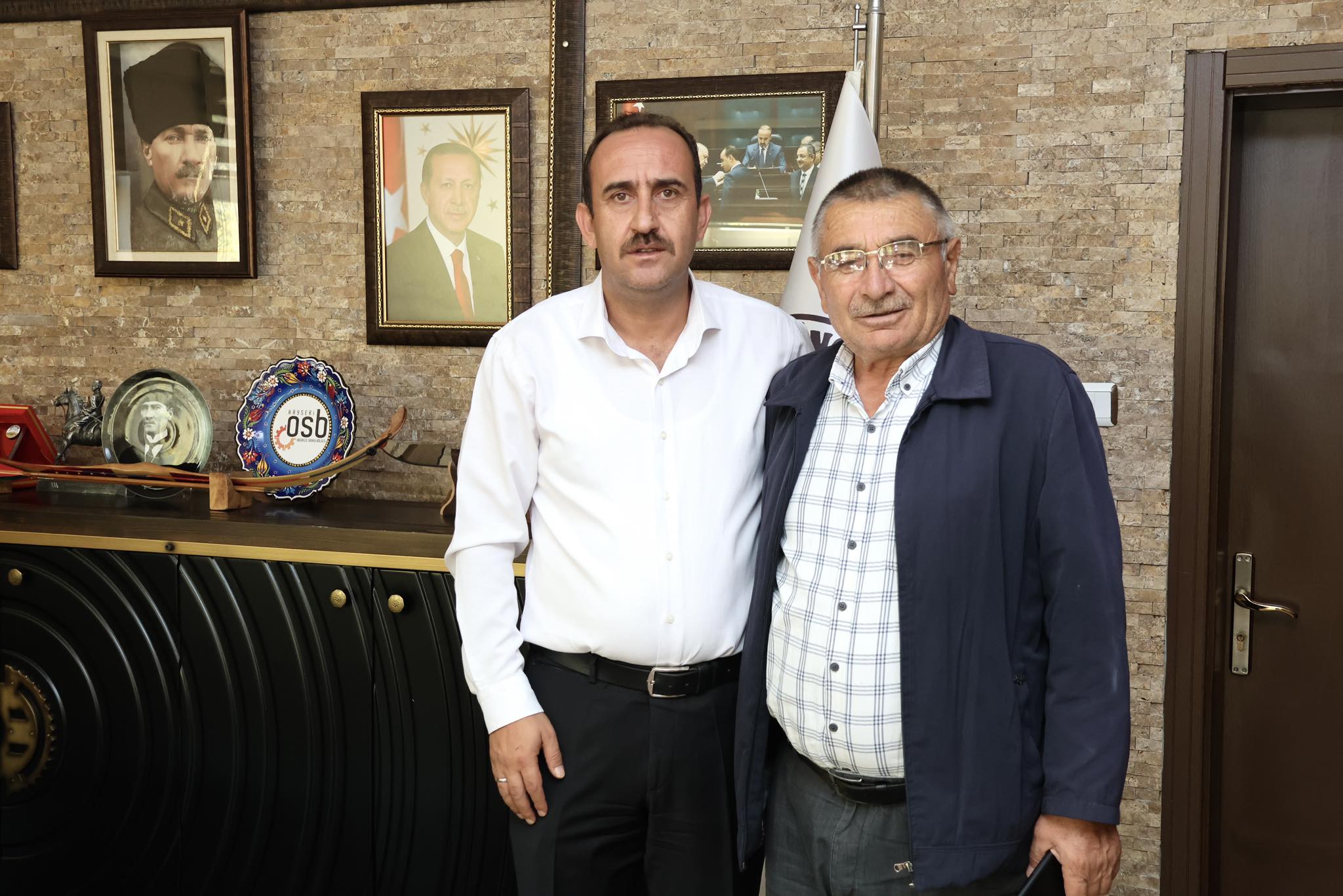 Ötebatan Mahalle Muhtarımız Sn. Osman GÜLER, Belediye Başkanımız Sn. Mustafa İLMEK’i makamında ziyaret ederek mahallemizde yapılacak çalışmalarla ilgili istişare yaptı.