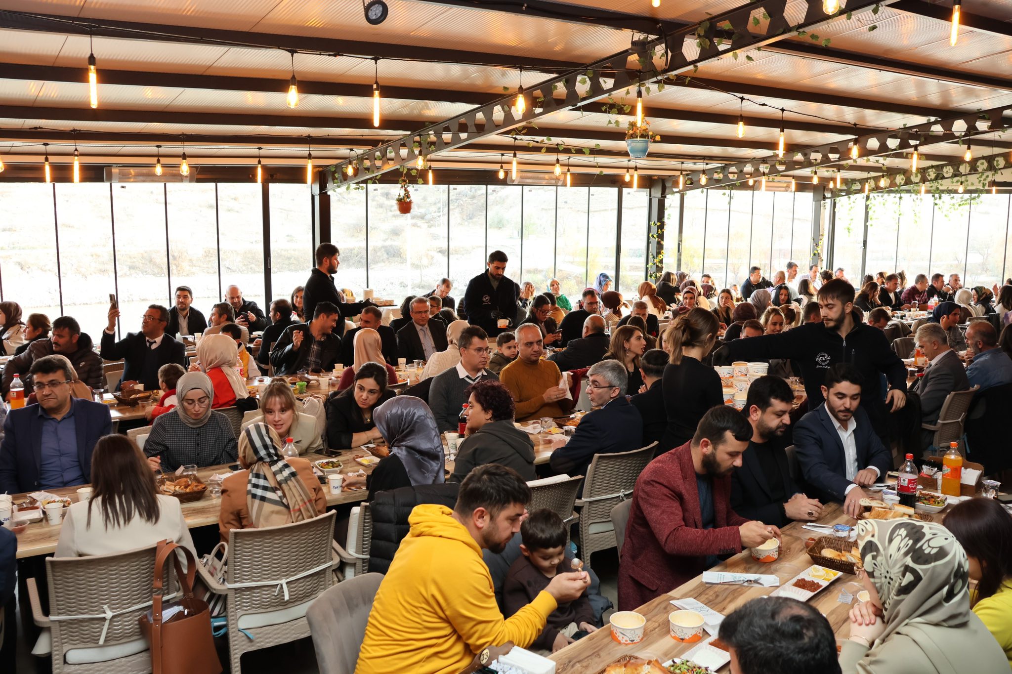 Bu vesile ile tüm öğretmenlerimizin gününü kutlar sağlık, mutluluk ve başarı dileriz.