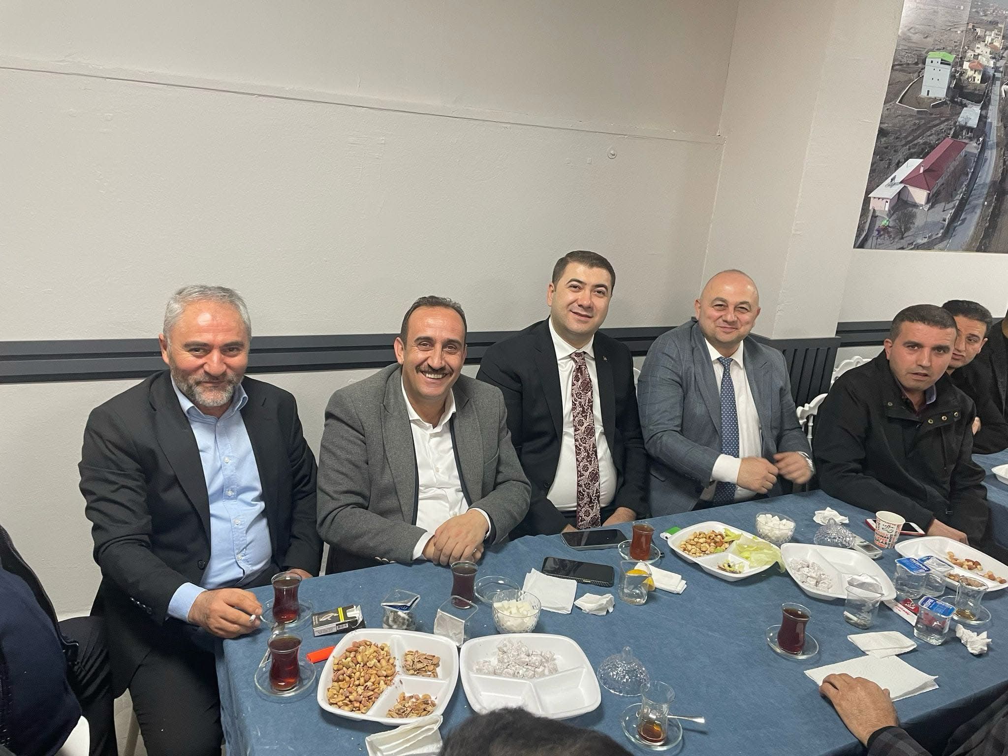 Belediye Başkanımız Av. Mustafa İLMEK, İlçe Kaymakamımız Sn Ömer Said KARAKAŞ ile Kızılören, Ötebatan, Sarıoğlan Yardımlaşma ve Dayanışma Derneğini ziyaret ederek, hemşerilerle bir araya geldi.