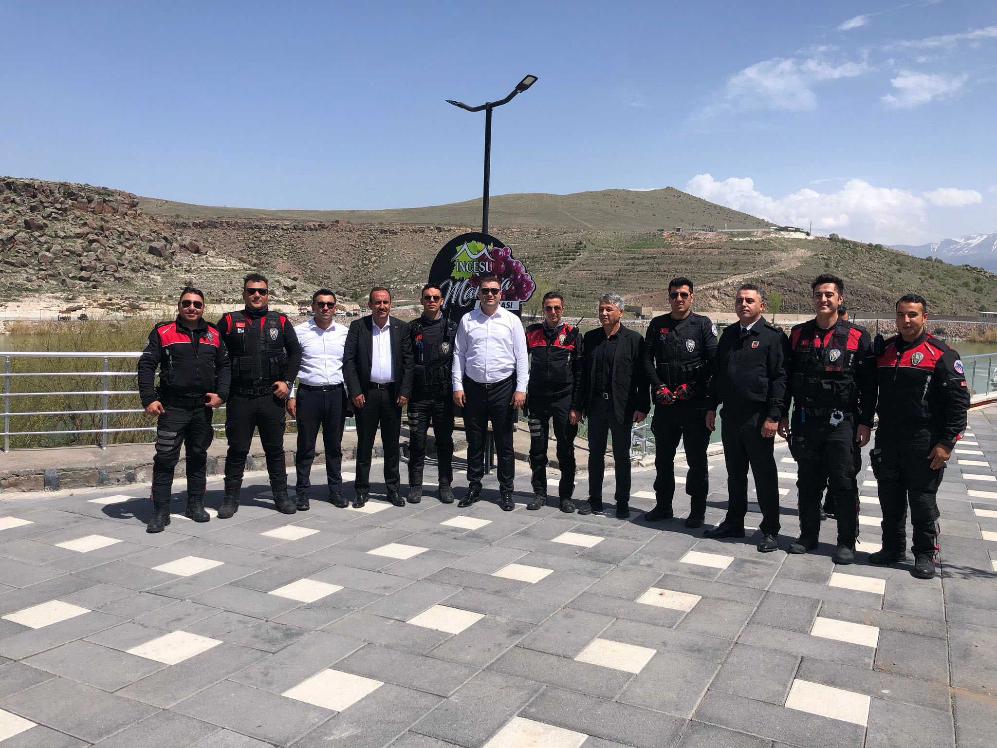 Kayseri Emniyet Müdürlüğüne bağlı Motosikletli Yunus Polis Büro Amirliği ekipleri, İncesu Zipline Adrenalin Merkezini ziyaret ederek deneyim yaşadı.