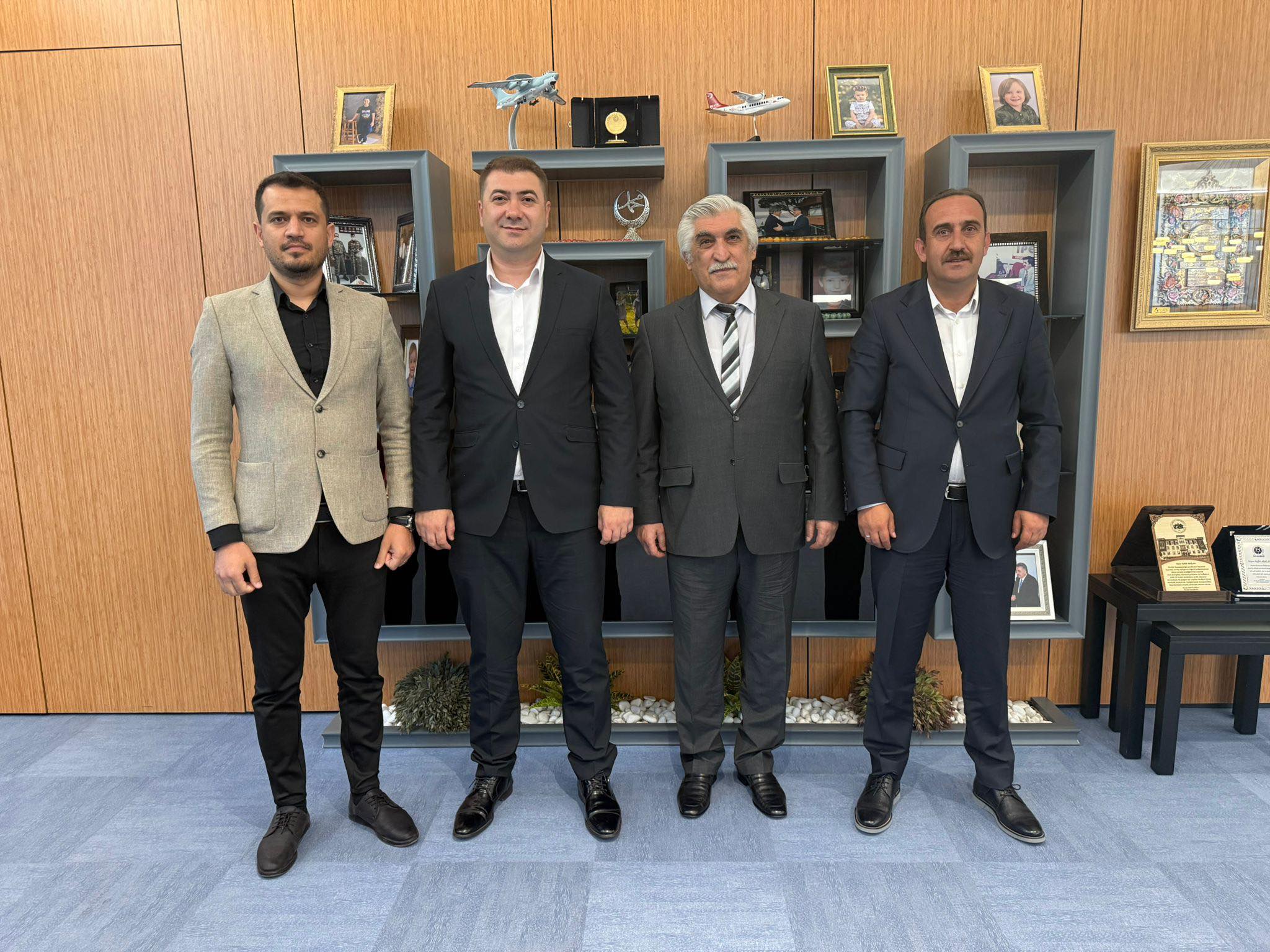 Belediye Başkanımız Av. Mustafa İLMEK, İlçe Kaymakamımız Sn. Ömer Said KARAKAŞ, Kayseri Üniversitesi Ayşe-Saffet Arslan Sağlık Hizmetleri Meslek Yüksekokulu Müdürü Sn. Ali KAPLAN ile Hayırsever işadamı Sn. Saffet ARSLAN’ı makamında ziyaret etti. Nazik kab