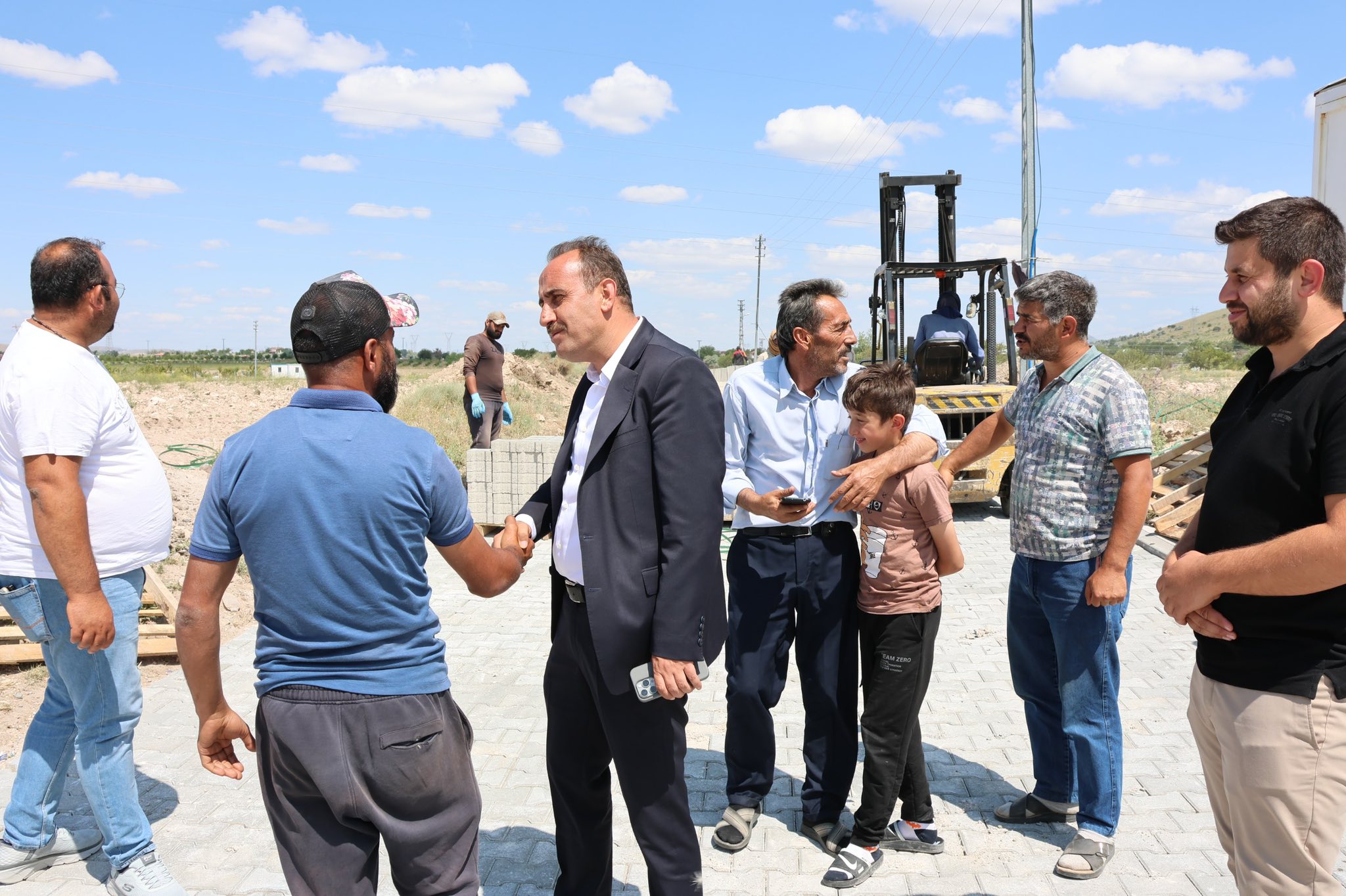 Belediye Başkanımız Av. Mustafa İLMEK, Süksün mahallesinde başlayan parke ve asfalt çalışmalarını yerinde inceledi. Planlama doğrultusunda diğer mahallelerimizde çalışmalarımız devam edecektir.