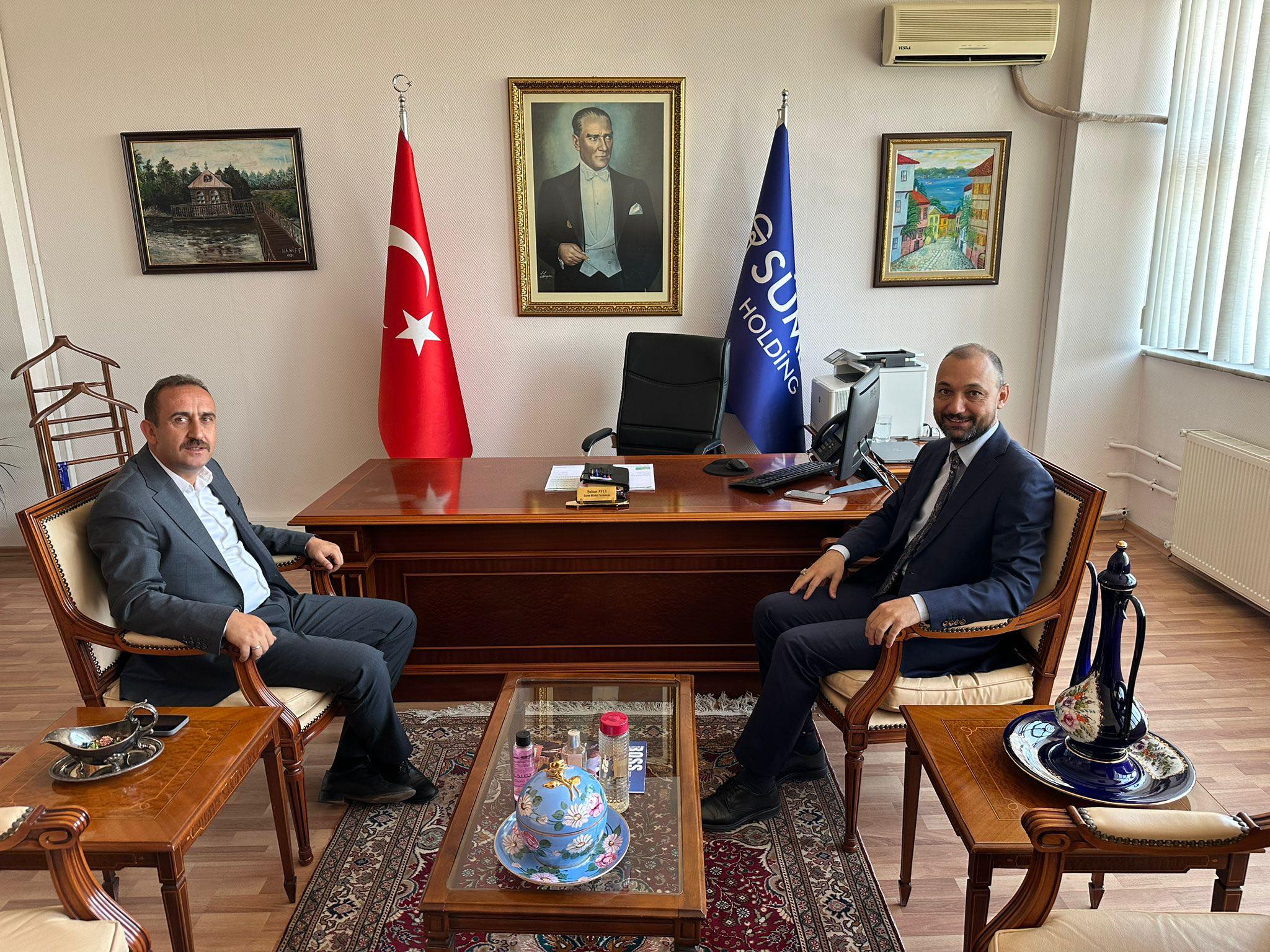 Belediye Başkanımız Av. Mustafa İLMEK, Ankara temasları kapsamında hemşehrimiz Sümer Holding Genel Müdür Yardımcısı Sn. Şaban AVCI’yı makamında ziyaret etti. Nazik ev sahipliği için teşekkür ederiz.