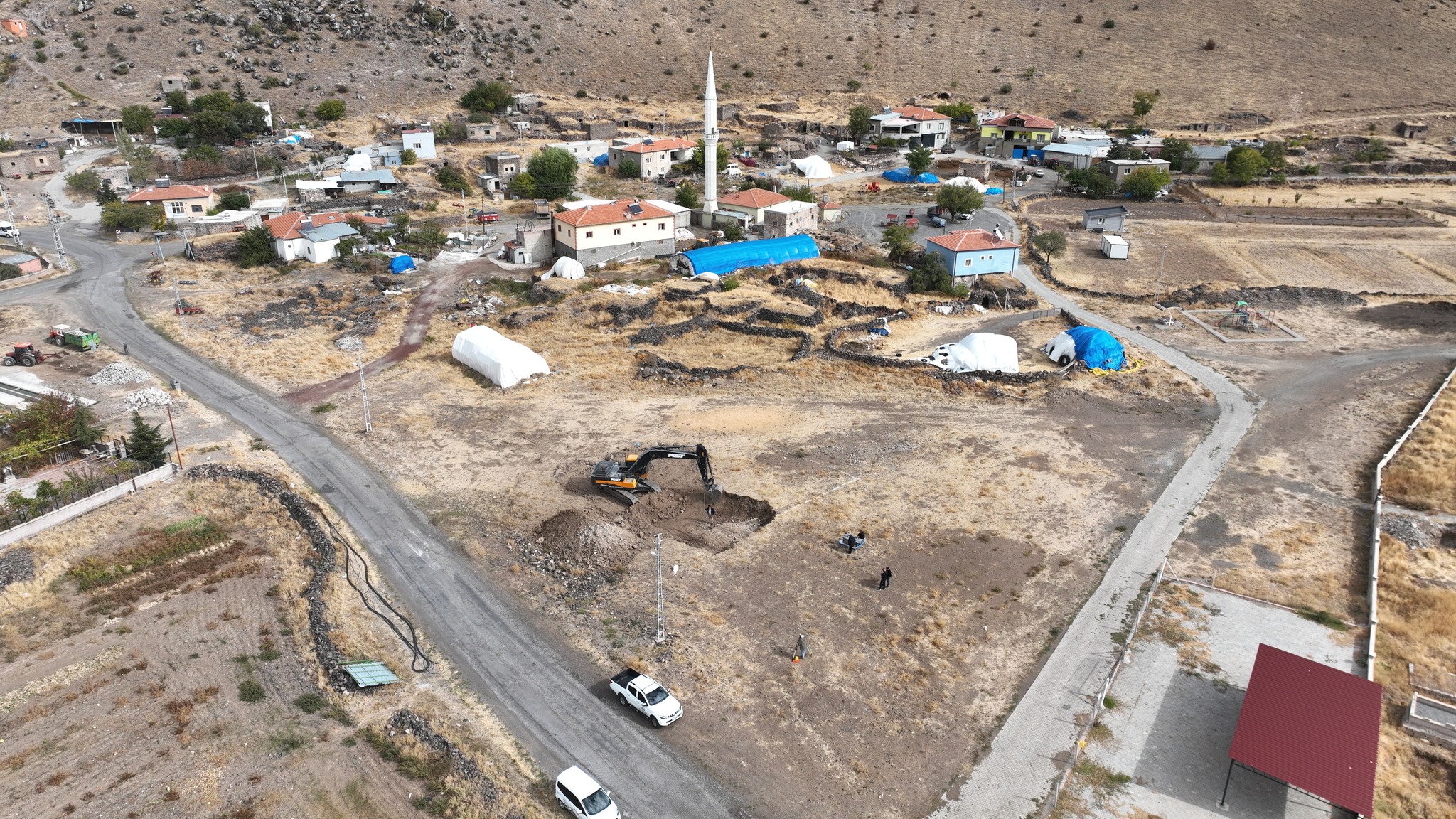 Sarıkürklü Mahallemizde Belediyemiz tarafından hayata geçirilecek sosyal tesis projemizin temel kazı çalışmalarına başladık.