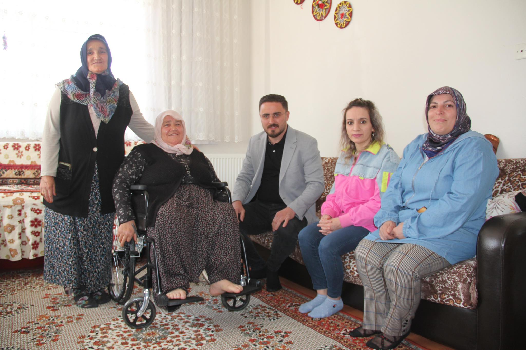 İlçemizde yaşayan Ayşe Kodak ablamızın Başkanımızdan tekerlekli sandalye ricası yerine getirilerek Meclis Üyemiz Sn. Fatih Göktaş ve AK Parti Kadın Kolları Başkanımız Sn. Havva Dağeri tarafından teslim edilmiştir. Sağlıklı günler dileriz.