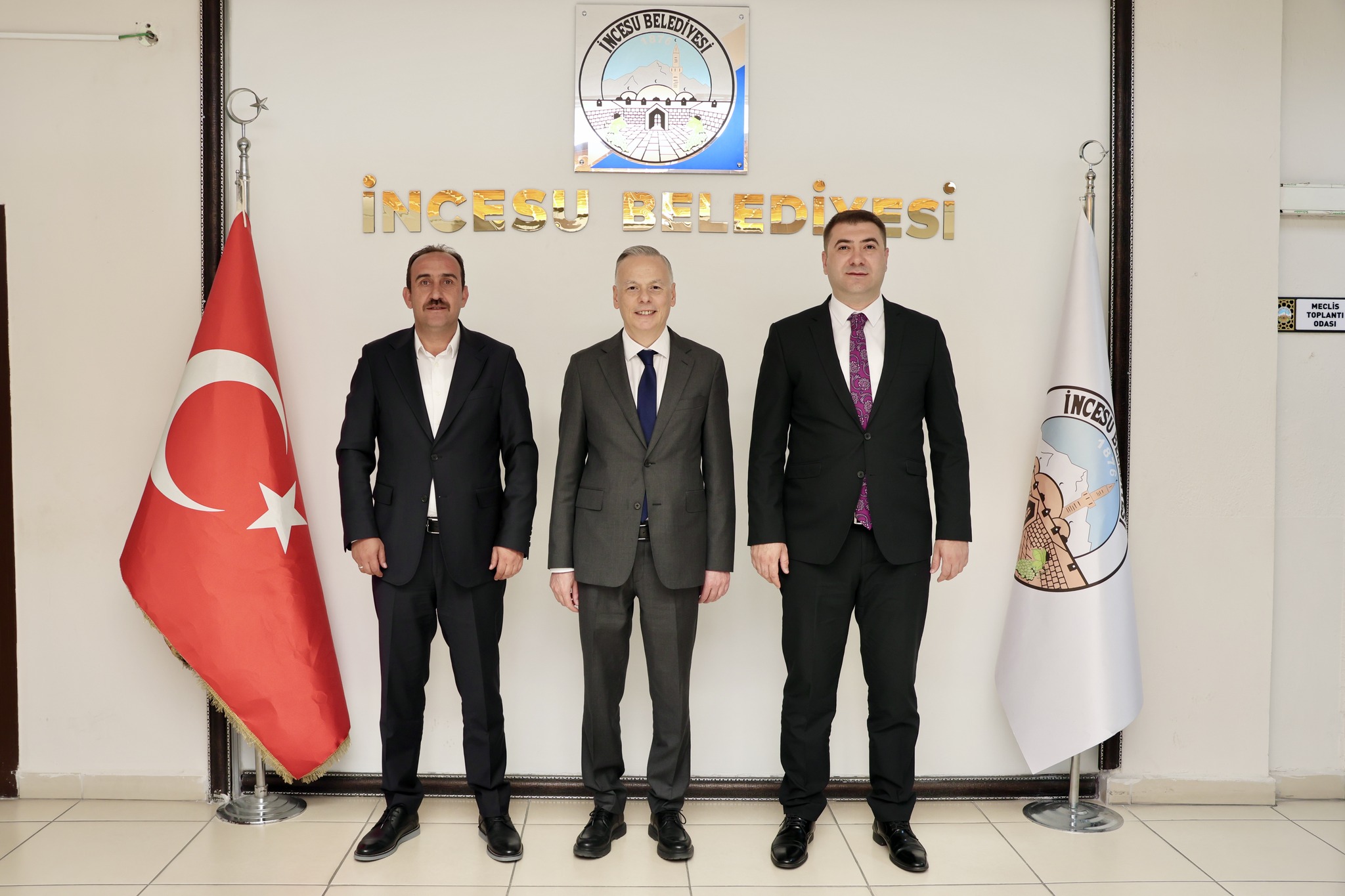 Ticaret Bakan Yardımcımız, hemşehrimiz Sn. Özgür Volkan AĞAR, Kayseri programı kapsamında ilçemizi şereflendirerek Belediyemizi ziyaret etmişlerdir. Bakan Yardımcımıza nazik ziyaretleri için teşekkür ederiz.