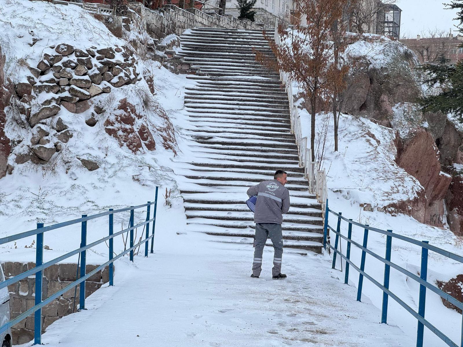 İlçemiz genelinde etkili soğuk ve yağışlı hava nedeniyle Karla Mücadele ekiplerimiz çalışmalarını 7/24 esası devam ediyorlar. Halkın yoğun olduğu alanlarda ve çarşı merkezinde tuzlama ve temizlik çalışmaları yapıldı.