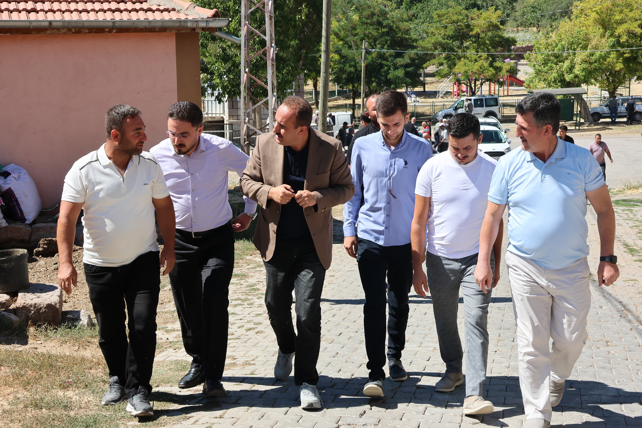 Belediye Başkanımız Av. Mustafa İLMEK, İlçe Başkanı Mehmet KOÇ, Belediye Meclis Üyelerimizle Üçkuyu mahallesinde yapılan sıcak asfalt ve yol genişleme çalışmaları yerinde inceledi. Mahalle halkının taleplerini dinledi…