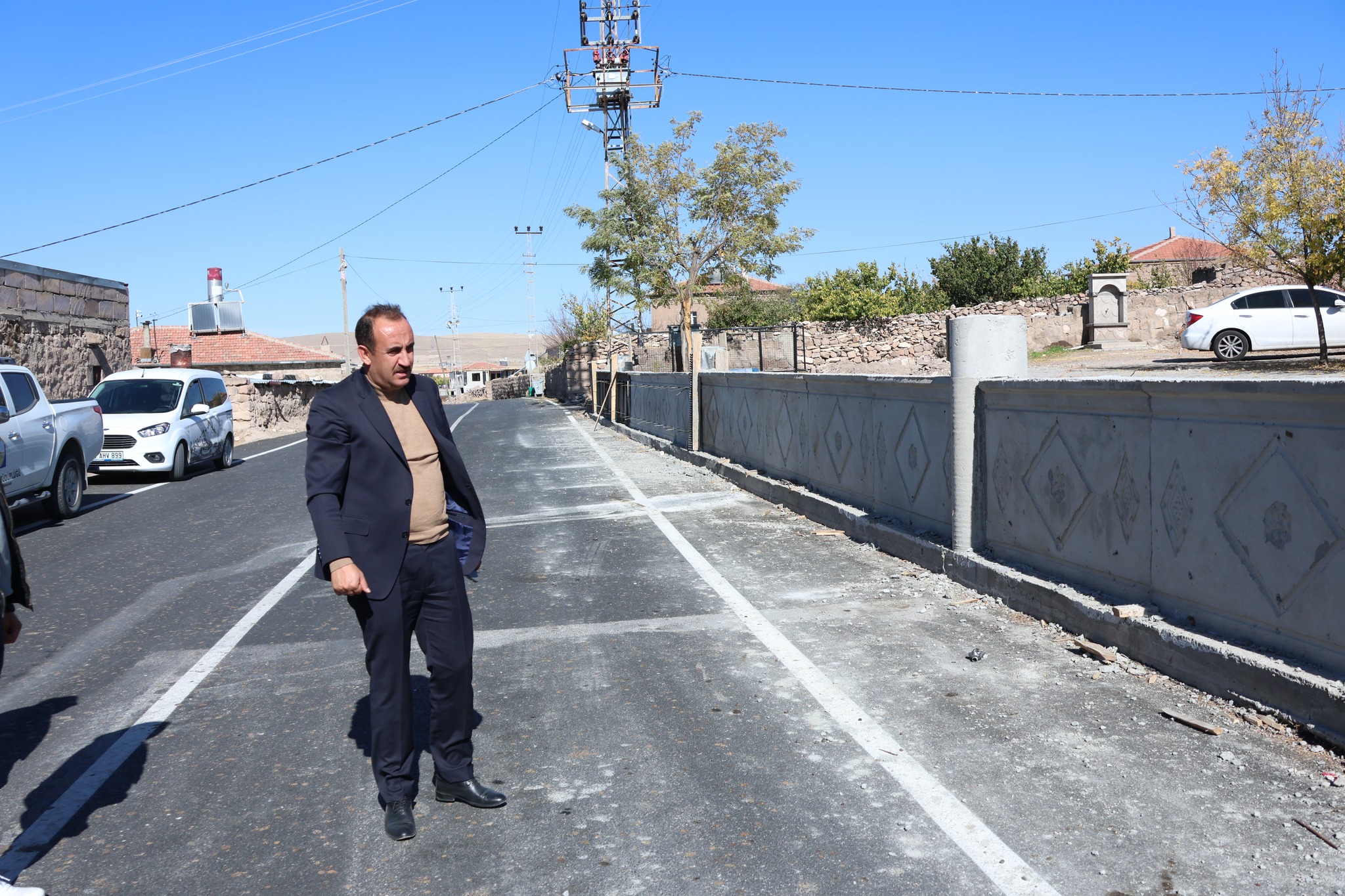 Belediye Başkanımız Av. Mustafa İLMEK, Üçkuyu mahallesinde yol genişleme ve sıcak asfalt çalışması için yaptığımız alandaki Üçkuyu ilkokulunun istinat duvarını yerinde inceledi.