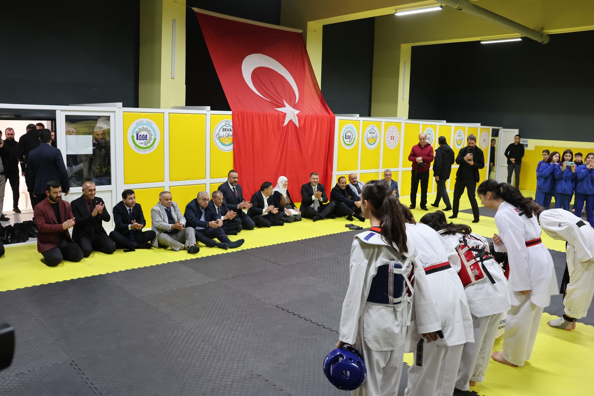 Belediye Başkanımız Av. Mustafa İLMEK, İlçe Kaymakamımız Sn. Ömer Said KARAKAŞ ve değerli protokolün eşlik ettiği ziyarette sporcular madalya sözü verdi.