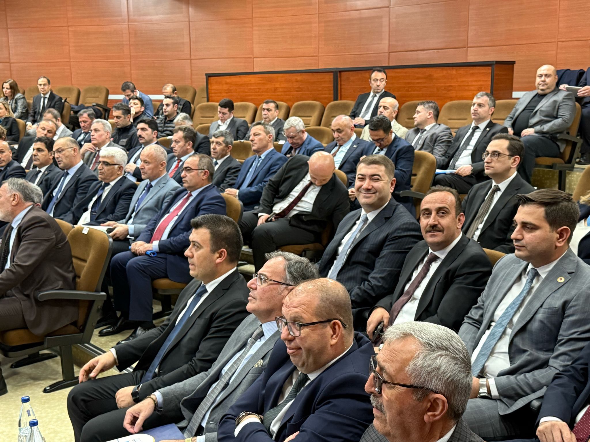 Belediye Başkanımız Av. Mustafa İLMEK, İlçe Kaymakamımız Sn. Ömer Said KARAKAŞ ile Valimiz Sn. Gökmen Çiçek’ in Başkanlığında düzenlenen İl Koordinasyon toplantısına katıldı.