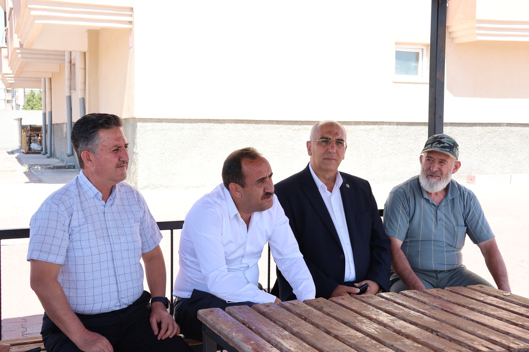 Belediye Başkanımız Av. Mustafa İLMEK, AK Parti İlçe Başkanımız Sn. Mehmet KOÇ, Belediye Meclis Üyelerimiz ve Vali İhsan Aras Mahalle Muhtarımız Sn. Bülent ÜNER’ in de katılımıyla dün Vali İhsan Aras Mahallesinde evi yanan Sn. Mehmet SEÇER’ in evine geçmi