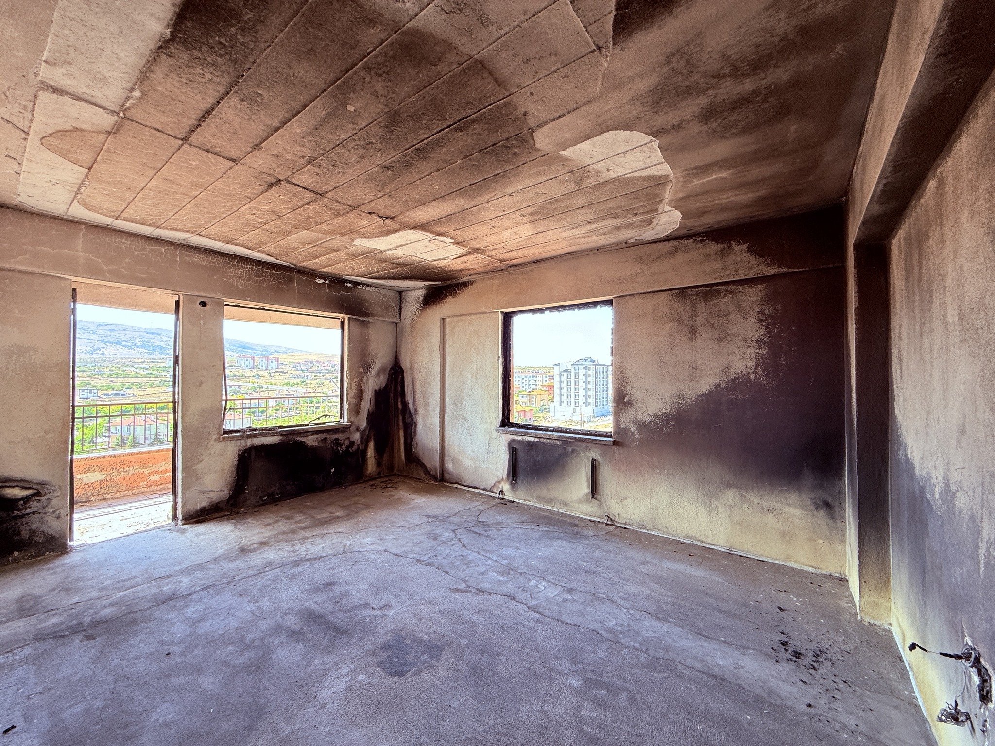 İlçemizde geçtiğimiz hafta Vali İhsan Aras mahallesinde yaşanan yangın olayında evinde ağır tahribat oluşan hemşerimizin evinin bakım ve onarımı için Belediye ekiplerimiz çalışmalarına başlamıştır. El birliğiyle ailemizi yeniden sıcak yuvasına kavuşturaca