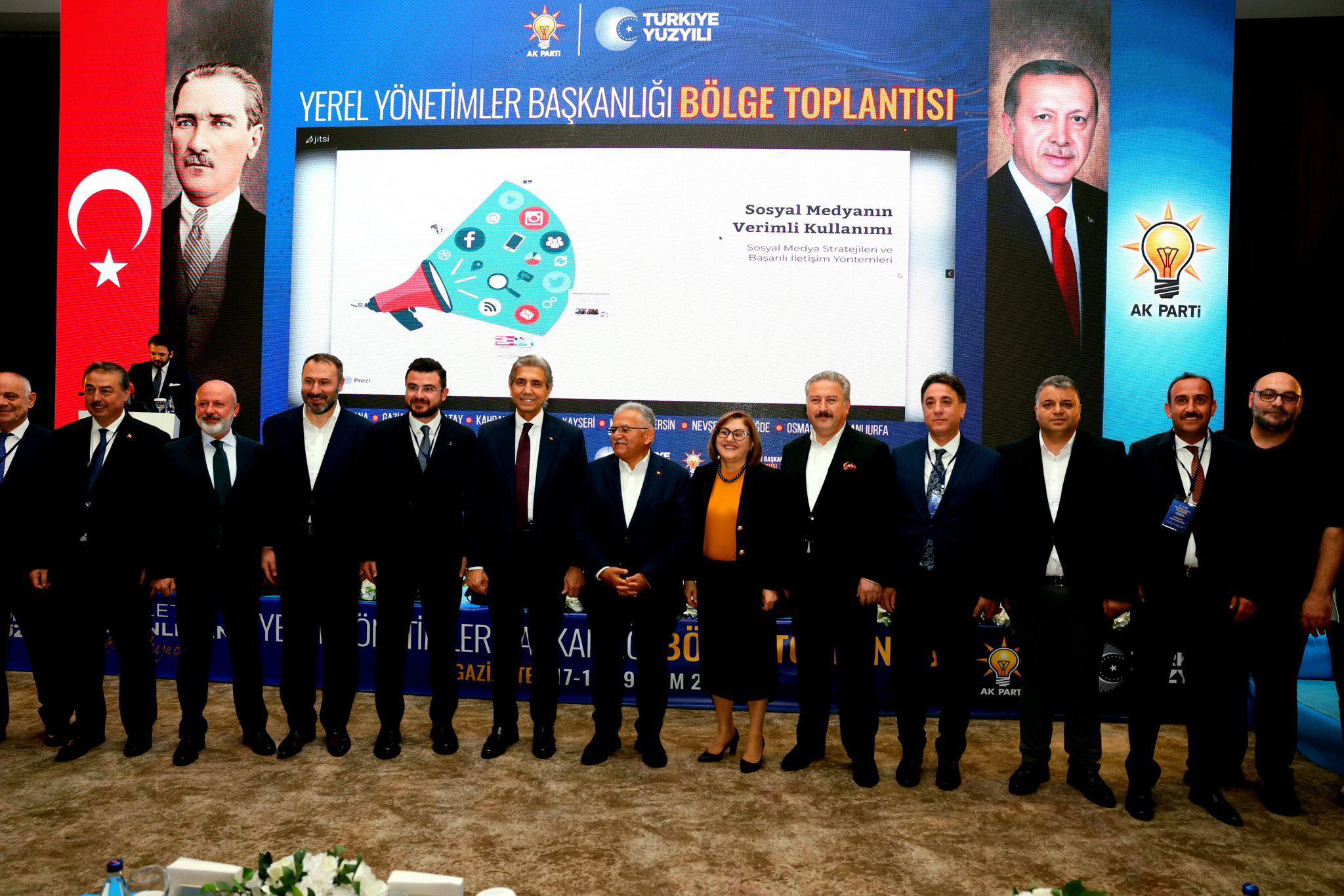 Belediye Başkanımız Av. Mustafa İLMEK, AK Parti Genel Başkanlığının 17-19 Ekim tarihinde Gaziantep'te düzenlendiği Yerel Yönetimler Bölge toplantısına katıldı. Alınan kararların ülkemize, şehrimize ve ilçemize hayırlar getirmesini temenni ederiz.