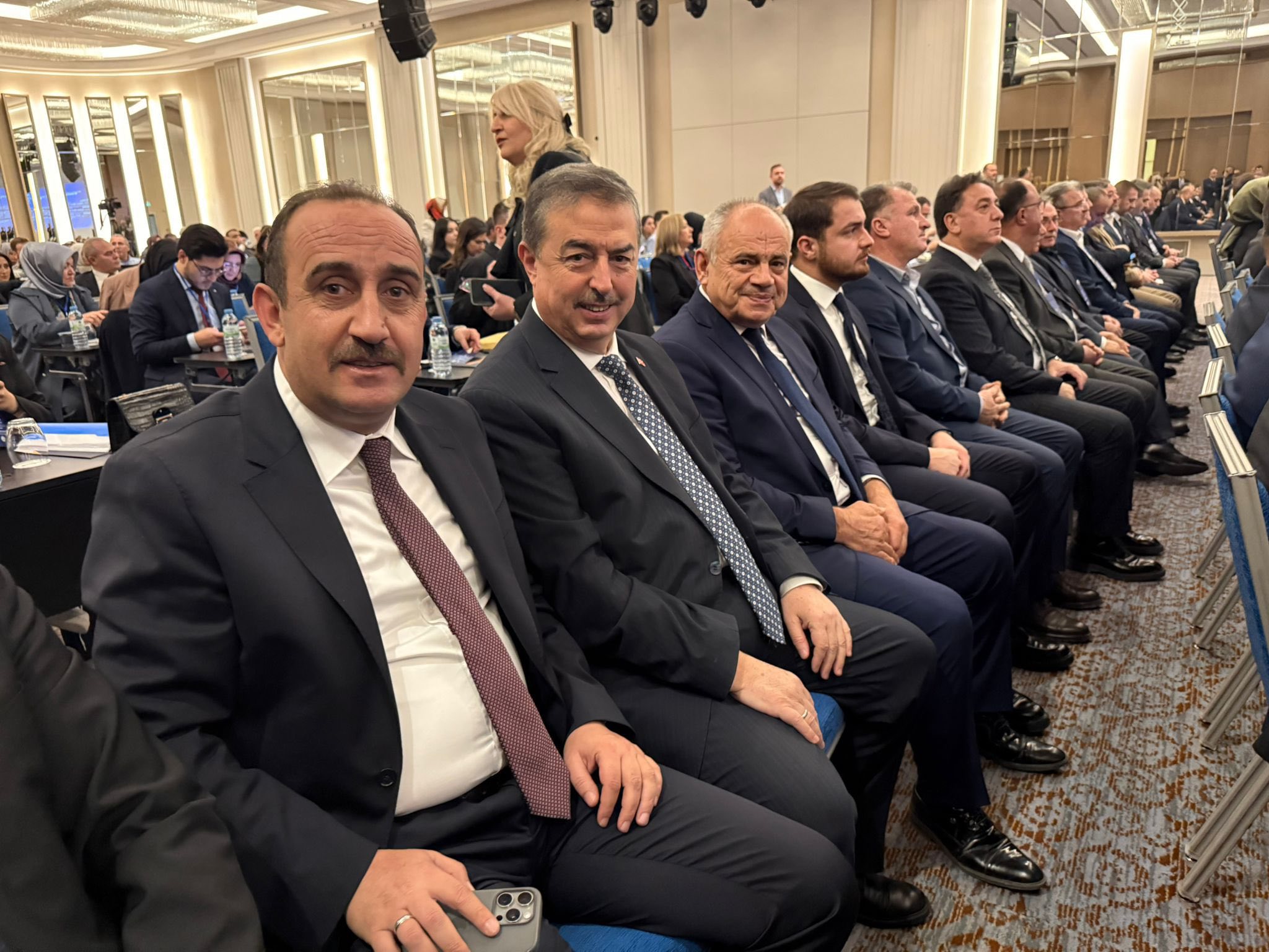 Belediye Başkanımız Av. Mustafa İLMEK, AK Parti İlçe Başkanımız Sn. Mehmet KOÇ, Kadın Kolları İlçe Başkanı Havva DAĞERİ, Gençlik Kolları İlçe Başkanı Ali DAĞERİ şehrimizde düzenlenen İç Anadolu Sosyal Politikalar Başkanlığı Bölge toplantısına katıldı.