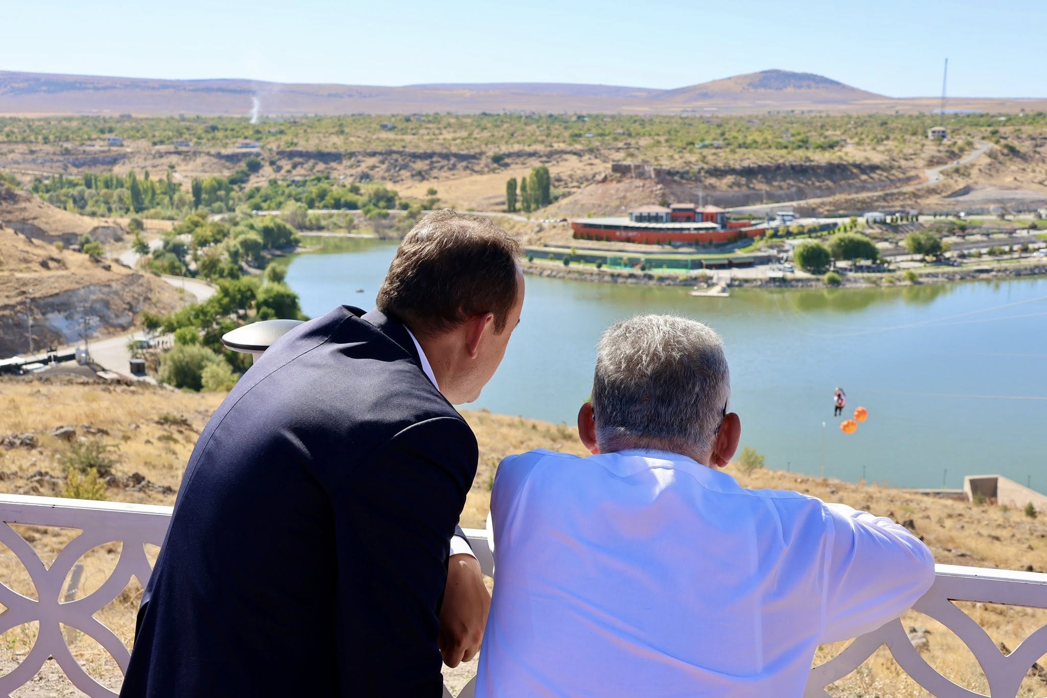 Kayseri Büyükşehir Belediye Başkanımız Sn. Memduh BÜYÜKKILIÇ, Belediye Başkanımız Av. Mustafa İLMEK ile 26-28 Eylül tarihlerinde ilçemizde gerçekleştirilen Dünya’nın en büyük 3 büyük festivalinden birisi olan Dragon Festivalinin yapılacağı Marina’da incel