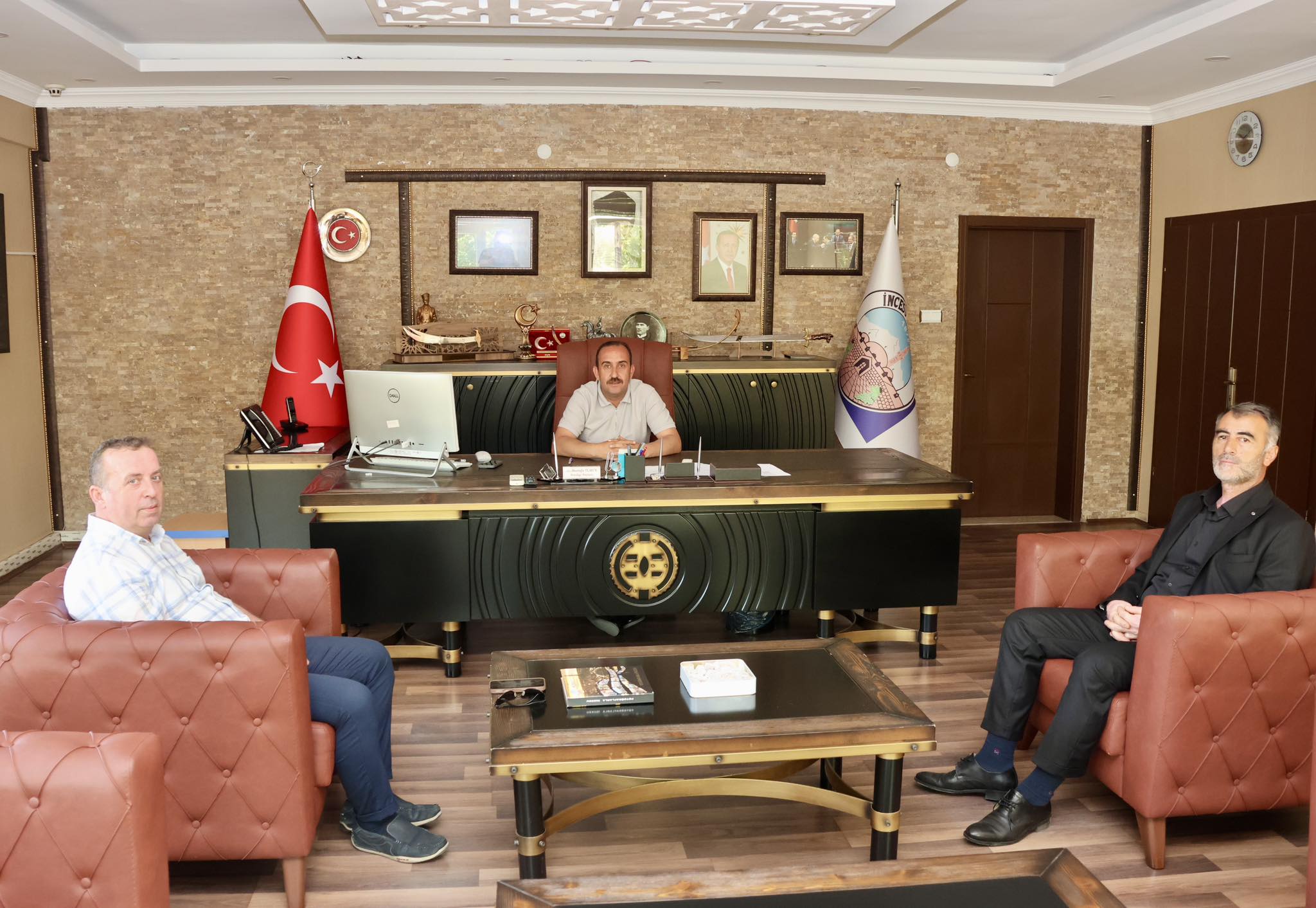 1 Haziran da yapılan ara seçimle Garipçe Mahalle Muhtarlığına seçilen Sn. Kamil Demirci ile MHP Kayseri İl Yönetim Kurulu Üyesi Baki Yozkoyunlu Belediye Başkanımız Av. Mustafa İLMEK’i makamında ziyaret etti. Nazik ziyaretleri için teşekkür ederiz.