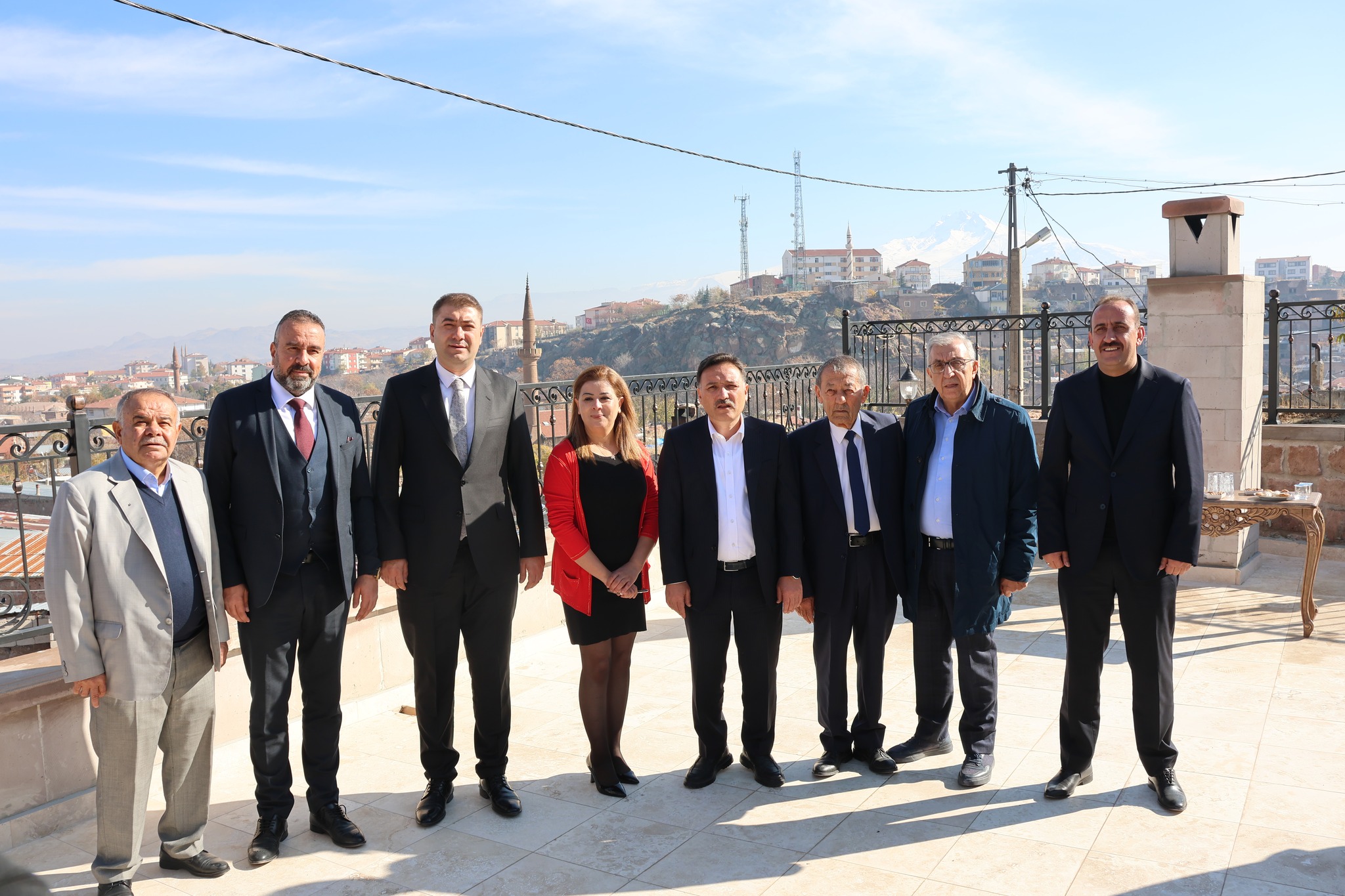 Yeni Cami mahallesinde restore edilerek kent müzesi haline getirilecek Aziz Eusthatios Kilisesini ve Yatırımcı Serpil Filik tarafından ilçemize kazandırılan butik oteli ziyaret etti.